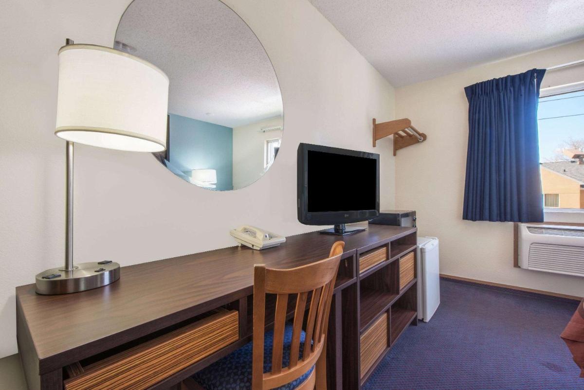 Super 8 by Wyndham College Station - image 7