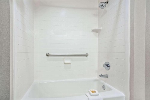 La Quinta by Wyndham College Station South - image 12