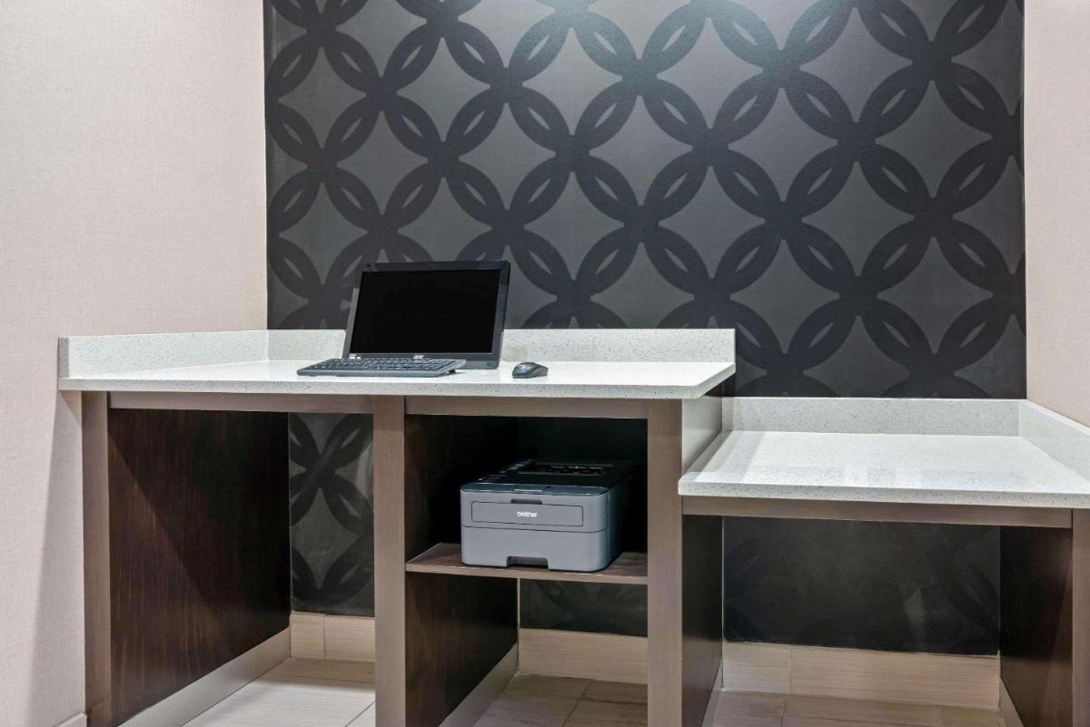 La Quinta by Wyndham College Station South - image 5