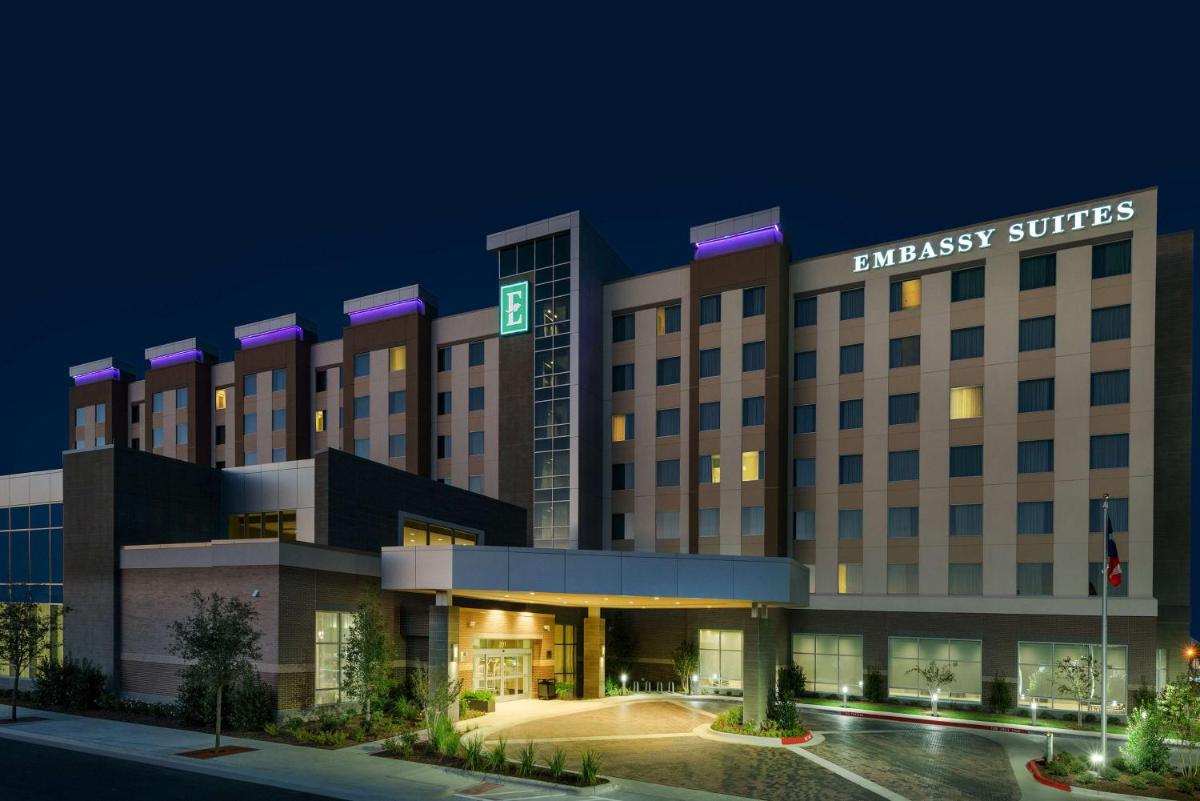 Embassy Suites By Hilton College Station - image 3