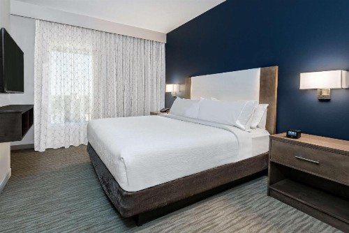 Embassy Suites By Hilton College Station - image 32
