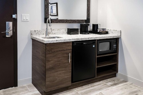 Embassy Suites By Hilton College Station - image 34