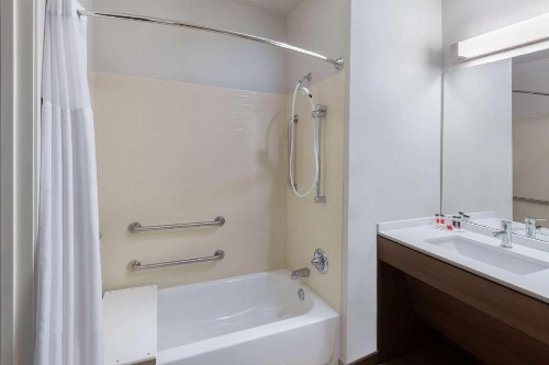 Microtel Inn & Suites by Wyndham College Station - image 6