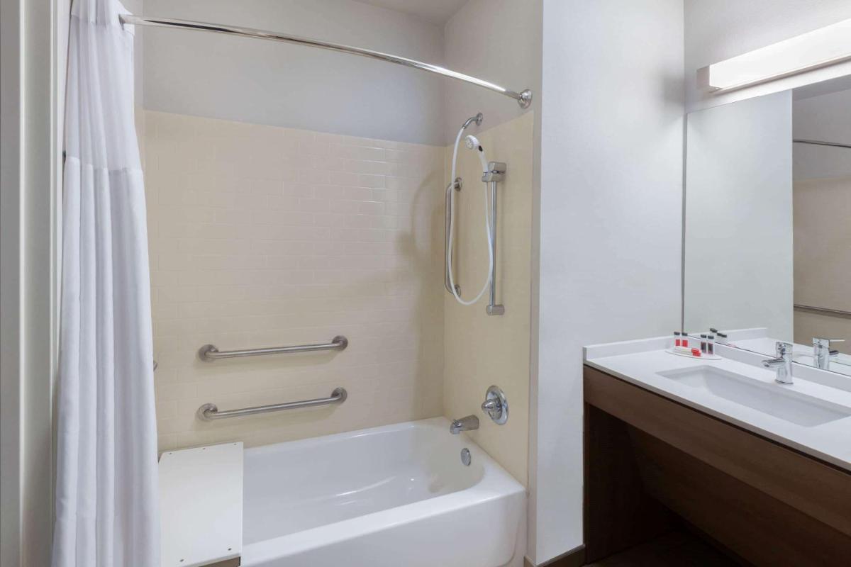 Microtel Inn & Suites by Wyndham College Station - image 6