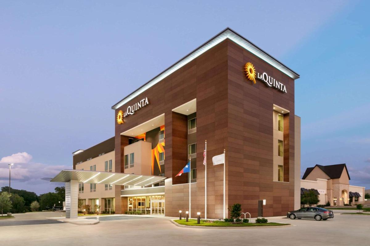 La Quinta Inn & Suites by Wyndham College Station North - main image