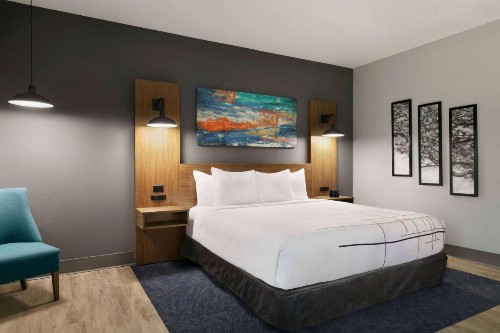 La Quinta Inn & Suites by Wyndham College Station North - image 10