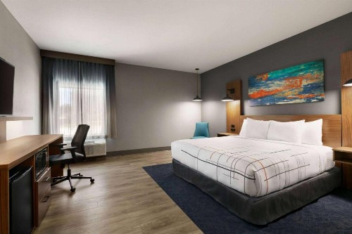 La Quinta Inn & Suites by Wyndham College Station North - image 11