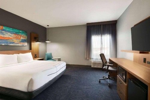 La Quinta Inn & Suites by Wyndham College Station North - image 12