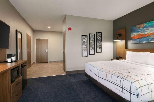 La Quinta Inn & Suites by Wyndham College Station North - image 13