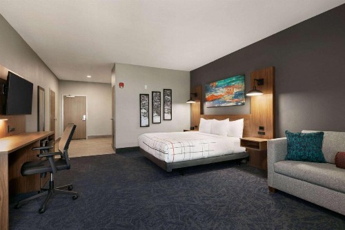 La Quinta Inn & Suites by Wyndham College Station North - image 17