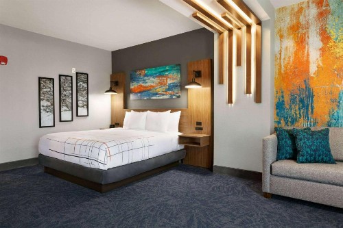 La Quinta Inn & Suites by Wyndham College Station North - image 19