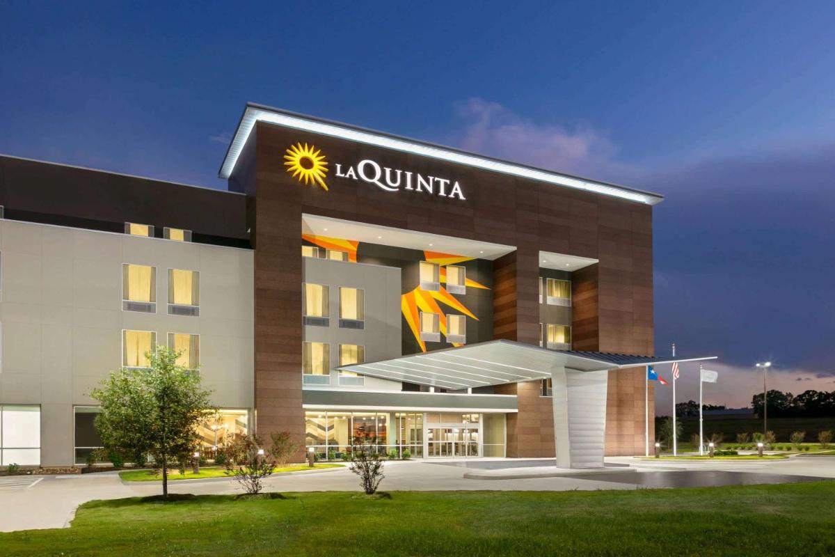 La Quinta Inn & Suites by Wyndham College Station North - image 2