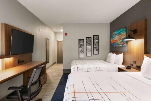 La Quinta Inn & Suites by Wyndham College Station North - image 28