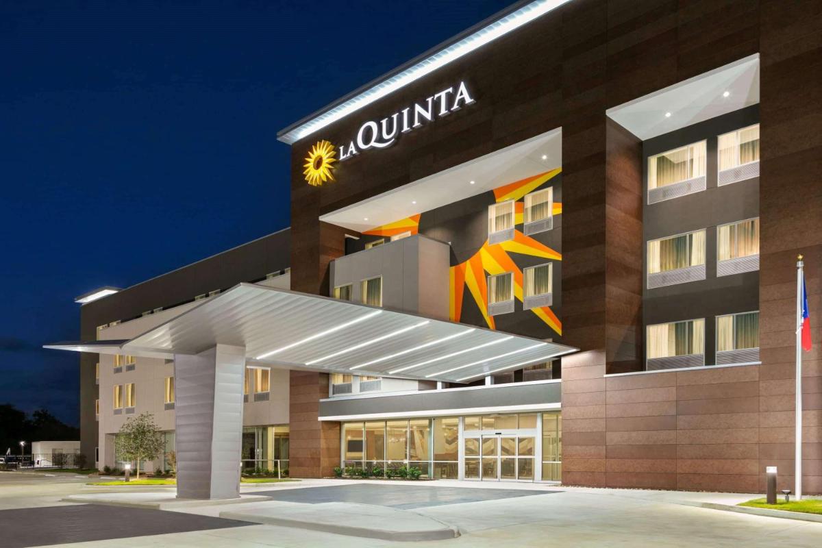 La Quinta Inn & Suites by Wyndham College Station North - image 3