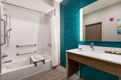 La Quinta Inn & Suites by Wyndham College Station North - image 30