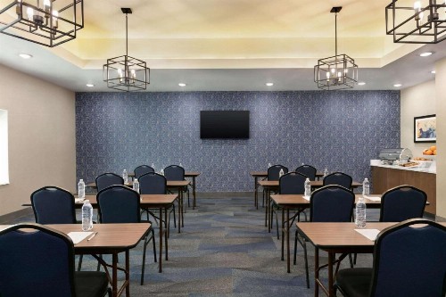 La Quinta Inn & Suites by Wyndham College Station North - image 32