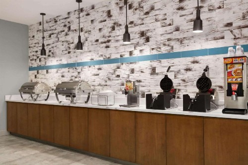La Quinta Inn & Suites by Wyndham College Station North - image 36
