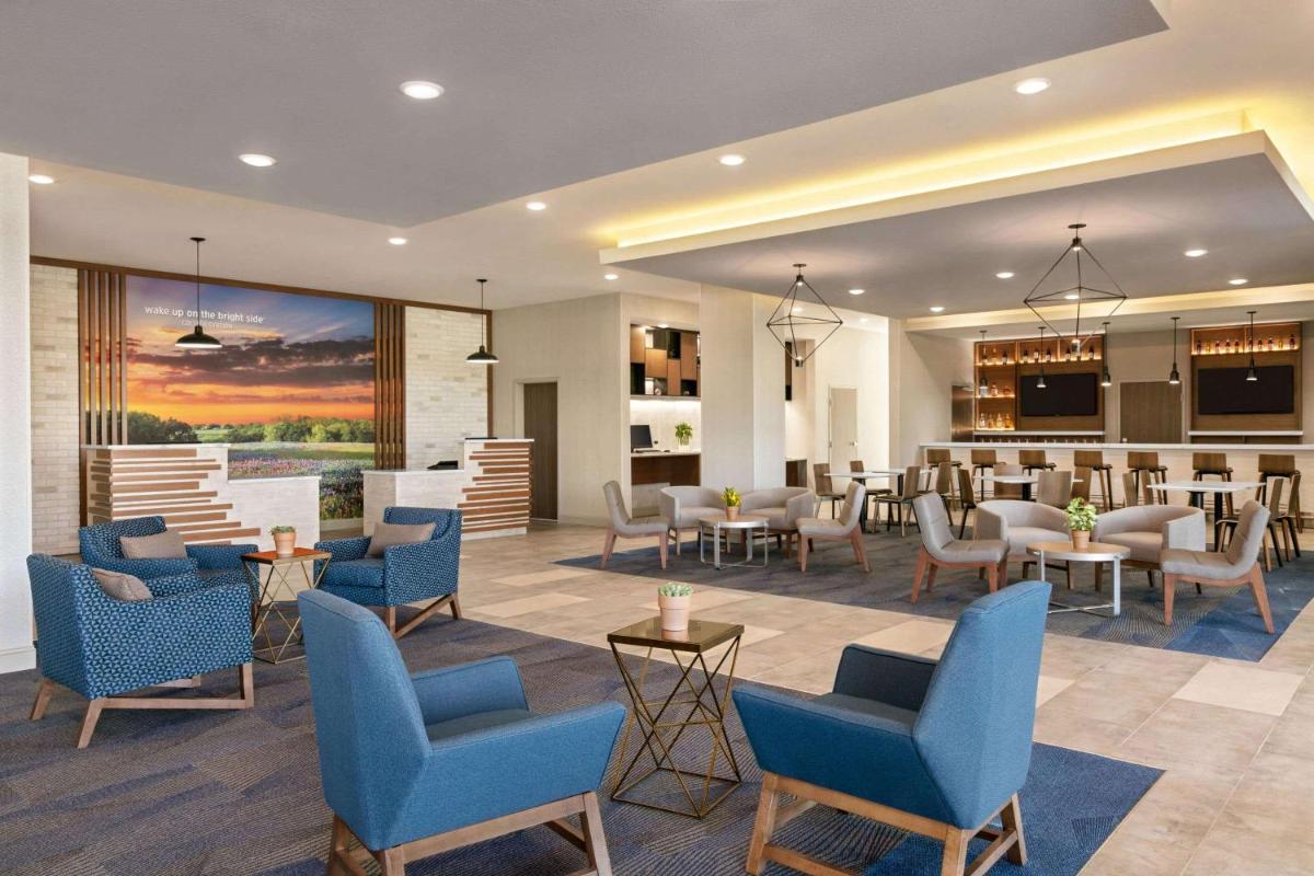 La Quinta Inn & Suites by Wyndham College Station North - image 5