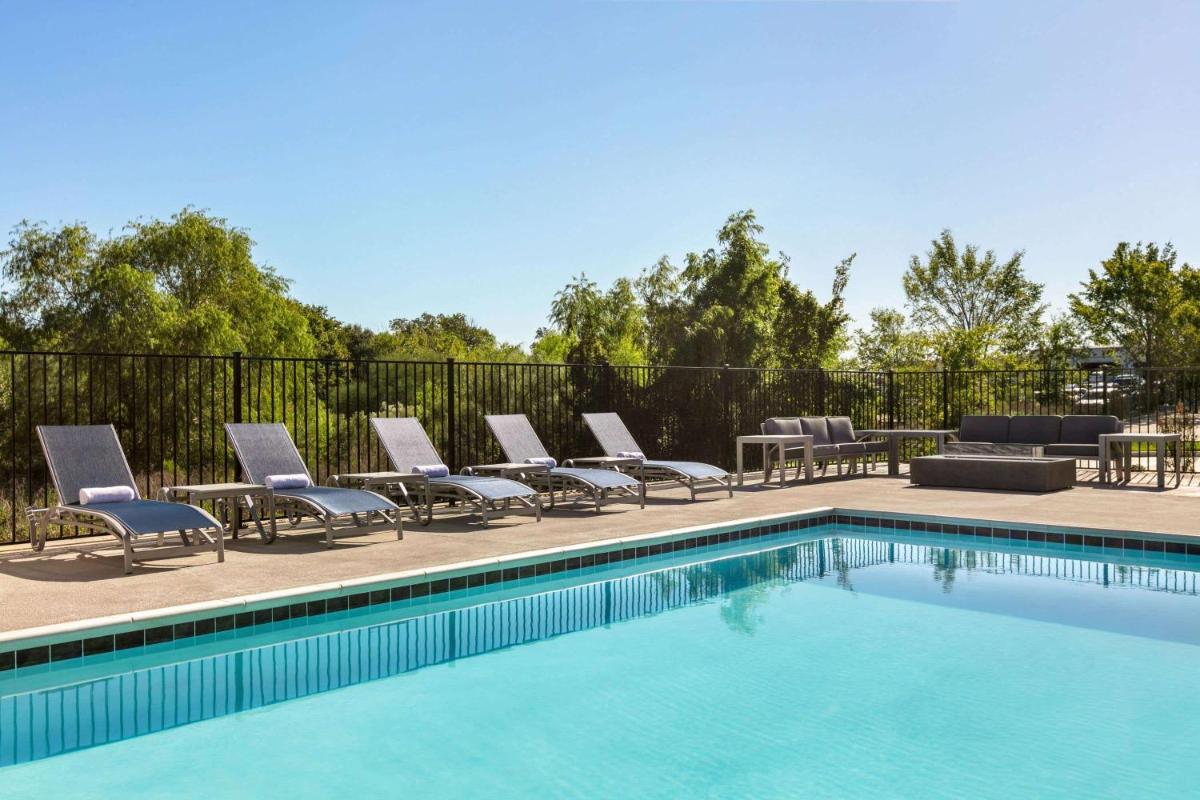 La Quinta Inn & Suites by Wyndham College Station North - image 6