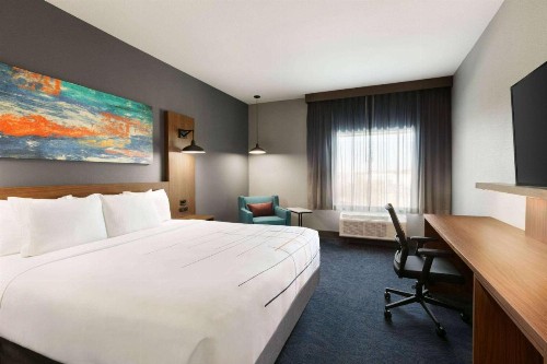La Quinta Inn & Suites by Wyndham College Station North - image 8