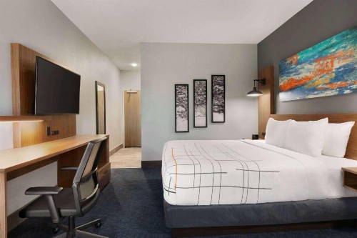 La Quinta Inn & Suites by Wyndham College Station North - image 9