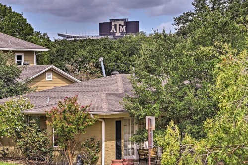 College Station Home - Walk to Texas AandM! - image 6
