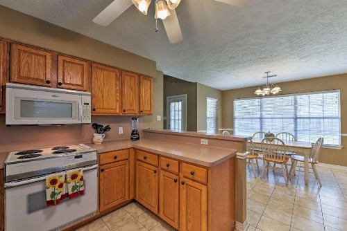 College Station Home with Yard - 5 Mins to AandM! - image 12