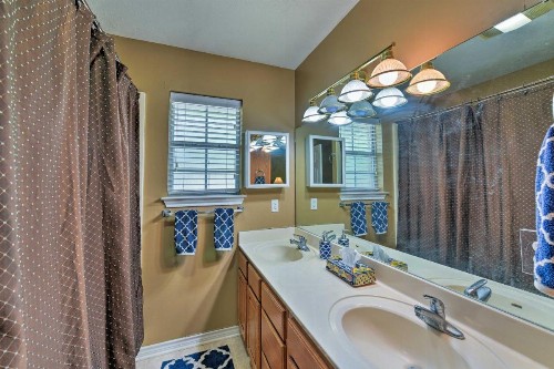 College Station Home with Yard - 5 Mins to AandM! - image 4