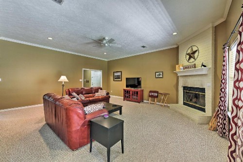 College Station Home with Yard - 5 Mins to AandM! - image 9