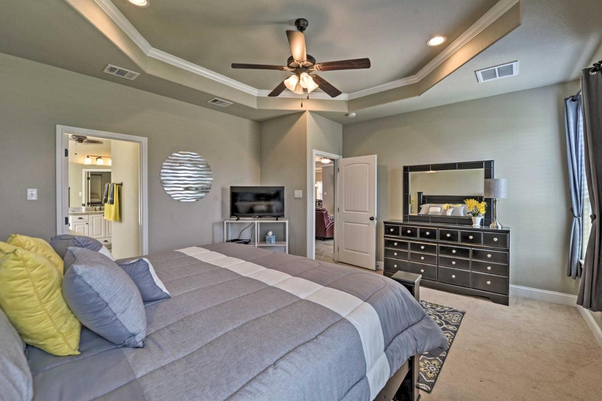 Luxurious College Station Home w/ Pool+Patio! - image 4