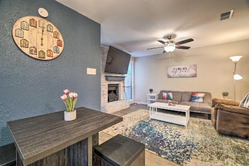 Charming Condo with Pool about 2 Mi to Texas A and M! - image 9