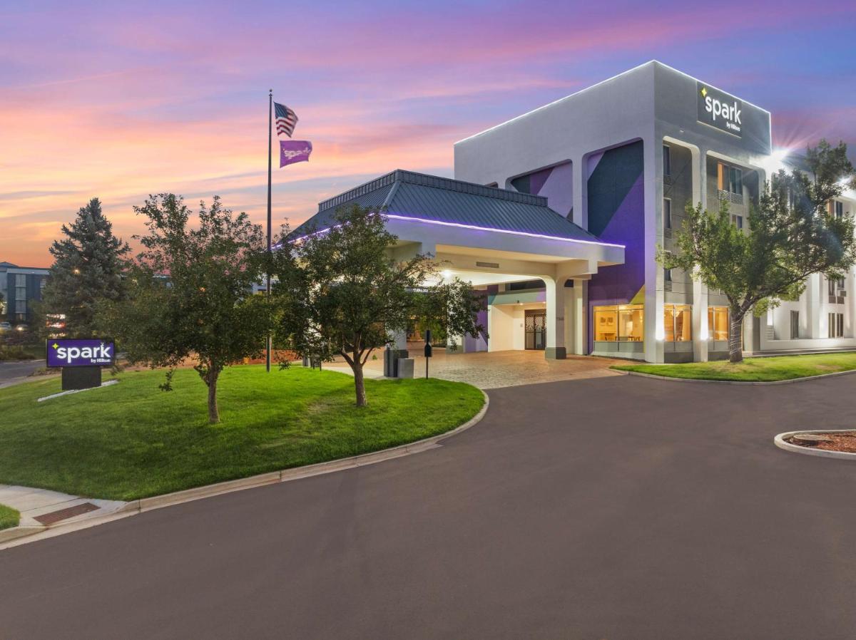 Wingate by Wyndham Colorado Springs - image 2