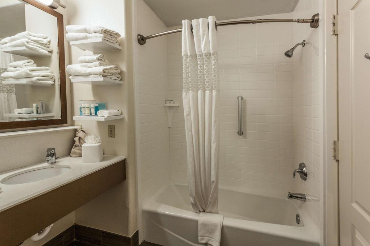 Hampton Inn Colorado Springs-Airport - image 4