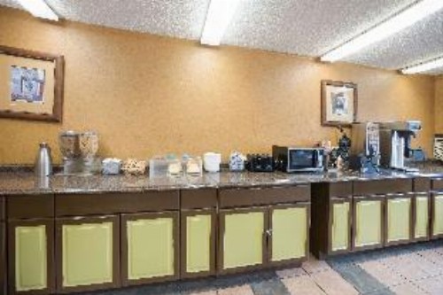 Rodeway Inn - image 10