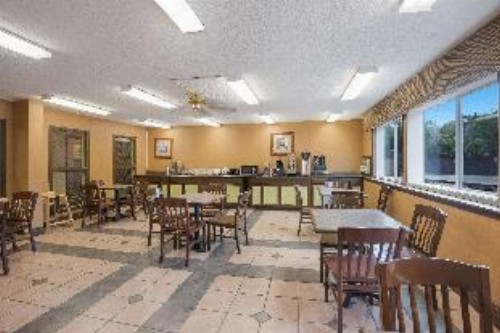 Rodeway Inn - image 14