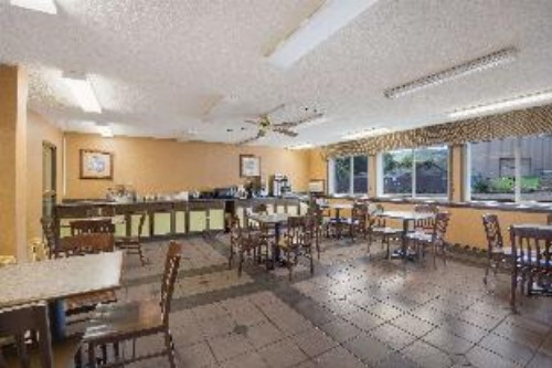 Rodeway Inn - image 15
