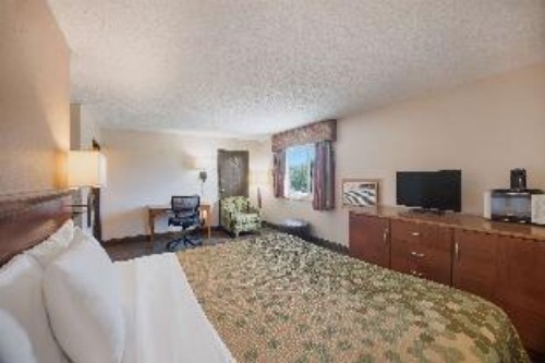 Rodeway Inn - image 18