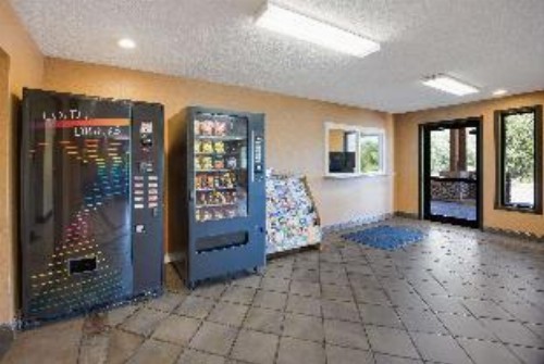 Rodeway Inn - image 8