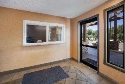 Rodeway Inn - image 9