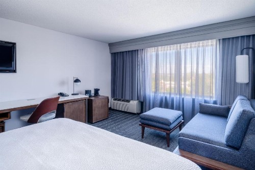 Courtyard by Marriott Colorado Springs South - image 5