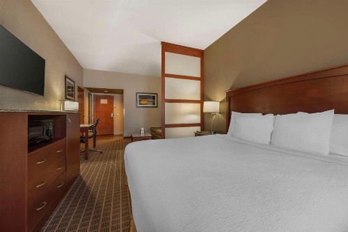 Best Western Plus Peak Vista Inn & Suites - image 13