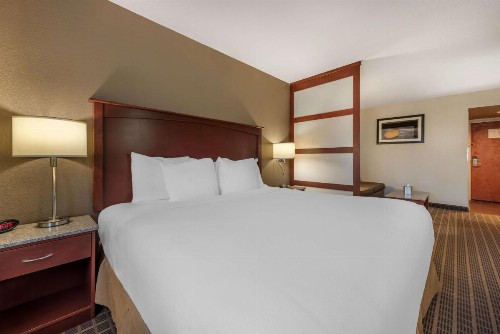 Best Western Plus Peak Vista Inn & Suites - image 18