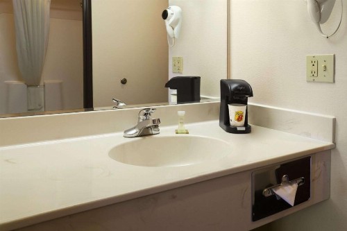 Super 8 by Wyndham Colorado Springs Airport - image 3