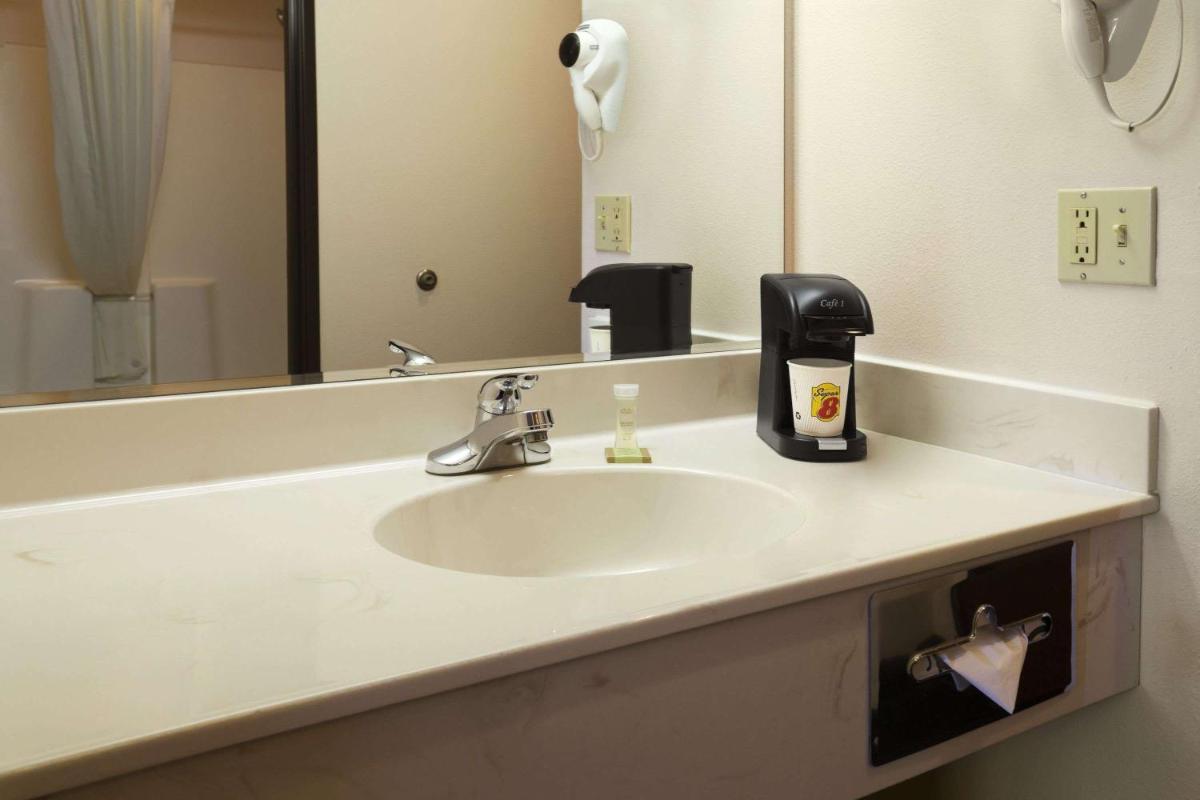 Super 8 by Wyndham Colorado Springs Airport - image 3