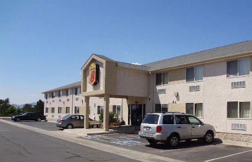 Super 8 by Wyndham Colorado Springs Airport - image 4