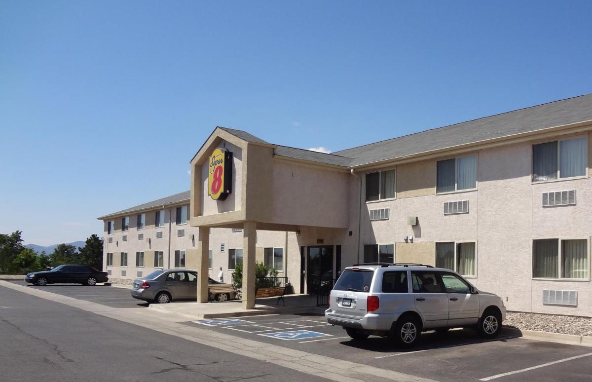 Super 8 by Wyndham Colorado Springs Airport - image 4