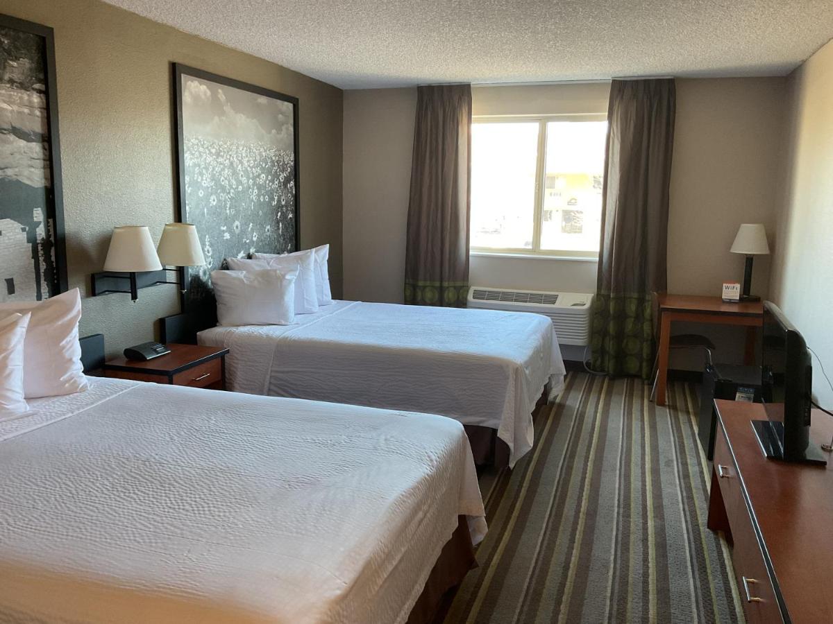 Super 8 by Wyndham Colorado Springs Airport - image 5