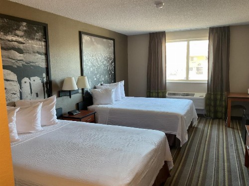 Super 8 by Wyndham Colorado Springs Airport - image 6