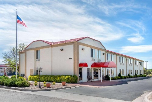 Econo Lodge Airport/Colorado Springs - image 1