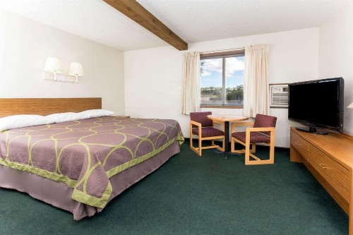 Super 8 by Wyndham Cos/Hwy. 24 E/PAFB Area - image 12